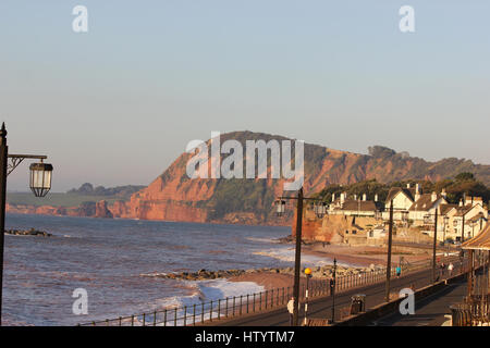 Auf der Suche nach Westen Richtung Connaught Gardens und die Klippen um ladram Bucht vom Meer über die Esplanade, Plymouth, Devon, an einem sonnigen Tag Stockfoto