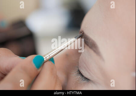 Closeup Detail der womans Augenlid und Augenbraue Anwendung Make-up Stockfoto