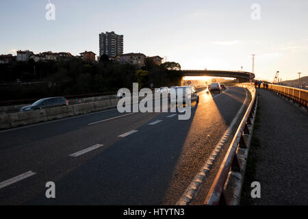 Sonnenuntergang auf einer Autobahn, so dass lange Auto Schatten (Guipuzcoa, Baskenland) reflektierte Licht 2017. Stockfoto