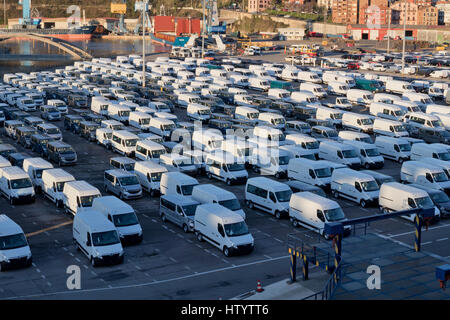 Weiße neue Mercedes und offenen Transporter geparkt am Pasajes Seehafen in Guipuzcoa (Baskenland, Spanien) 2017. Stockfoto