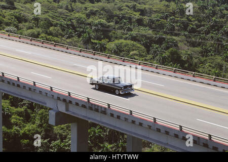 Eine amerikanische Klassiker, über eine Brücke fahren in Kuba Stockfoto