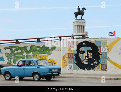 Einen alten blauen Lada Auto auf der Straße gesehen von der Maximo Gomez Monument und Street Art, Che Guevara in Havanna, Kuba Stockfoto