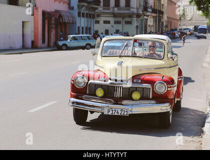 Eine alte rote und gelbe Chevrolet Quecksilber in der Umgebung der Stadt Havanna, Kuba angetrieben wird Stockfoto