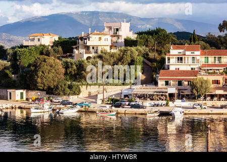 Blick auf die albanische Küste und die Berge über das Meer und die Bucht in Kassiopi, Korfu, Griechenland. Unglaubliche Wolken am blauen Himmel, bunte Meer. Das ehemalige Eisen Stockfoto