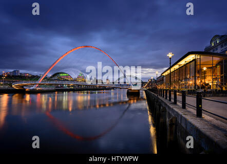 Newcastle Upon Tyne in Tyneside, Tyne and Wear in North East England Newcastle Quayside bekannt für Nachtleben-Architektur und Fluss-Brücke Stockfoto