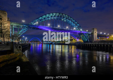 Tyne Bridge Newcastle upon Tyne Tyneside, Tyne und North East England tragen. Blick von Newcastle Quayside in Gateshead Seite des Flusses und Salbei Stockfoto
