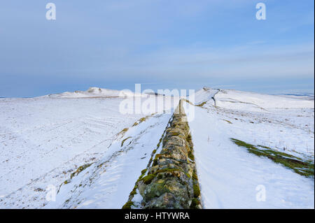 Der Hadrianswall Northumberland im Schnee bedeckt Winter Landschaft in Richtung Osten nach Sewingshields blickt Stockfoto