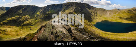 Bergpanorama von Lakelandpoeten eines der Lakeland Fells und Red Tarn von Striding Edge im englischen Lake District Cumbria Stockfoto