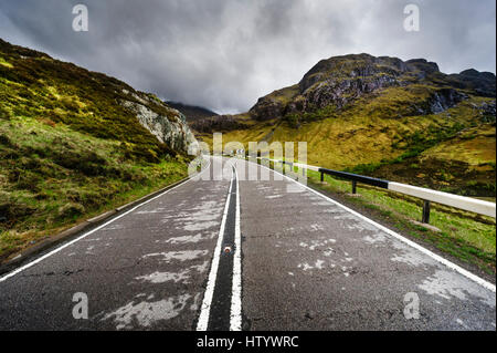 Eine blinde Kurve ohne Überholmanöver Linien auf der A82 Straße durch Glen Coe in den Highlands von Schottland Stockfoto