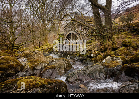 Alte Wassermühle der alten Mühle-Hütte in Combe Gill unter Rosthwaite fiel in der Nähe von Seatoller und Stonethwaite in Borrowdale in den Lake District Cumbria Stockfoto