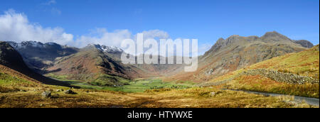 Great Langdale Panorama Seenplatte Fells Blick vom Rakerigg auf Langdale Pikes Cumbria Weg Mickleden Nordwestgrat und Oxendale Stockfoto