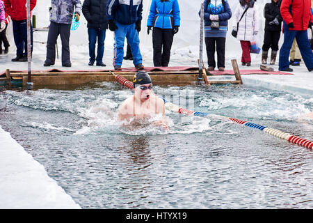 SAHYURTA, Gebiet IRKUTSK, Russland - März 11.2017: Cup des Baikalsees. Winter-Schwimmwettkampf. Atmen Sie Schwimmer Stockfoto