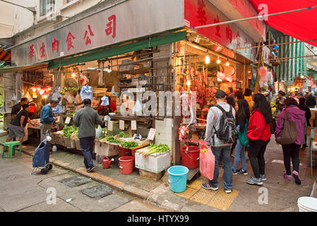 Lokale Leute kaufen frisches Obst, nass Gemüse, Fisch und Fleisch von den Geschäften in Wan Chai Markt, Hong Kong. Stockfoto