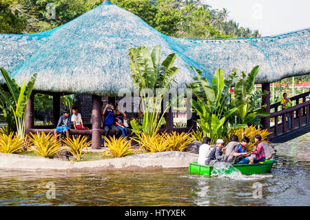 See mit gemieteten Ruderboote, Albay Park und Wldlife, Legazpi City, Philippinen Stockfoto