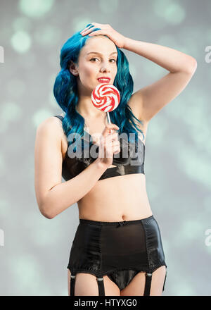 Pin-up Girl hält einen Spirale Candy Cane Lutscher Stockfoto