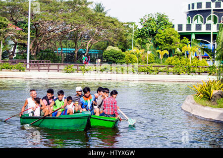 See mit gemieteten Ruderboote, Albay Park und Wldlife, Legazpi City, Philippinen Stockfoto