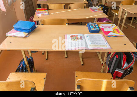 Anapa, Russland - 28. Februar 2017: Draufsicht eines Schülers in der gewöhnlichen russischen Schule Schreibtisch Stühle Schulmaterial Stockfoto