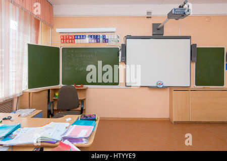 Anapa, Russland - 28. Februar 2017: Einen Blick auf des Lehrers Tisch und Tafel im Klassenzimmer der Grundschule Stockfoto