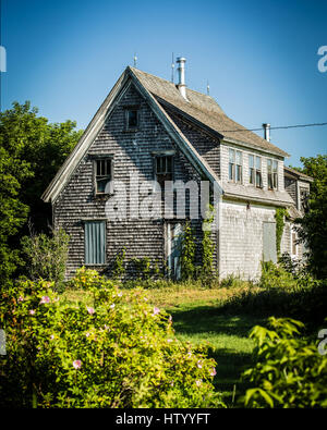 Ein verlassenes Haus mit Brettern vernagelt Windows. Stockfoto