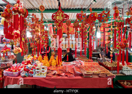 Chinesisches Neujahr Dekorationen aufhängen zum Verkauf auf einem Markt in Hong Kong. Stockfoto