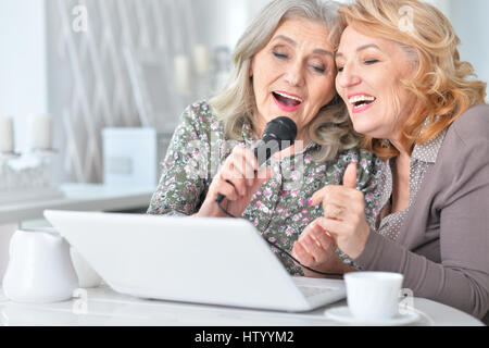 Ältere Menschen singen karaoke Stockfoto