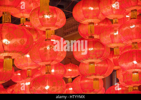 Eine Nahaufnahme des chinesischen Neujahr Dekorationen Aufhängen in einer Straße in Hongkong. Stockfoto