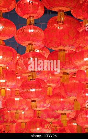 Eine Nahaufnahme des chinesischen Neujahr Dekorationen Aufhängen in einer Straße in Hongkong. Stockfoto