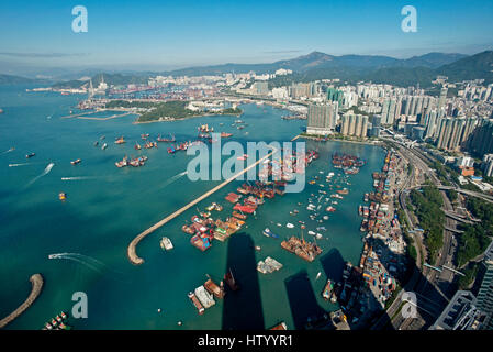 Eine Antenne Stadtbild Ansicht des neuen Yau Ma Tei Typhoon Shelter und Mong Kok von Kowloon Sky100 am ICC Gebäude entnommen. Stockfoto