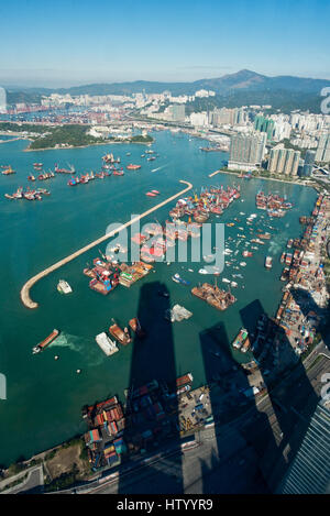 Eine Antenne Stadtbild Ansicht des neuen Yau Ma Tei Typhoon Shelter und Mong Kok von Kowloon Sky100 am ICC Gebäude entnommen. Stockfoto