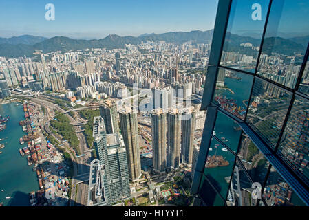 Eine Antenne Stadtbild Ansicht des Bereichs Mong Kok von Kowloon in Hong Kong Sky100 am ICC Gebäude entnommen. Stockfoto