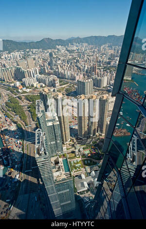 Eine Antenne Stadtbild Ansicht des Bereichs Mong Kok von Kowloon in Hong Kong Sky100 am ICC Gebäude entnommen. Stockfoto