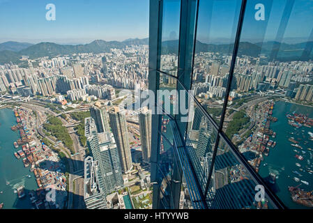 Eine Antenne Stadtbild Ansicht des Bereichs Mong Kok von Kowloon in Hong Kong Sky100 am ICC Gebäude entnommen. Stockfoto