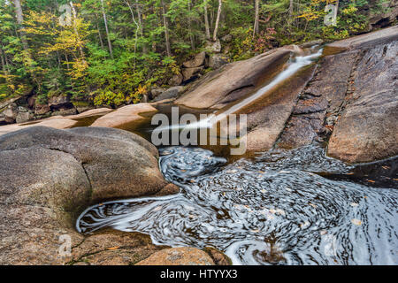 Eine von mehreren Kaskaden entlang Cascade Brook, Franconia Notch State Park, Grafton Co., NH Stockfoto