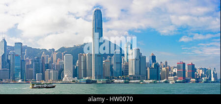 2 Bild Stich Panorama Stadtansicht Blick auf die Gebäude entlang der Hong Kong Island von Kowloon Public Pier an einem sonnigen Tag mit blauem Himmel. Stockfoto