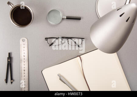 High-Angle-Ansicht einer Sammlung verschiedener Tischelemente Stockfoto