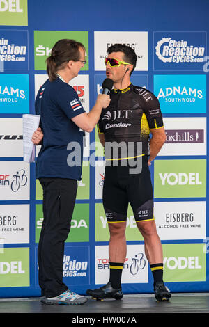 Graham Briggs vom Team JLT Condor in Phase 4 der Tour von Großbritannien 2016 in Denbigh interviewt Stockfoto