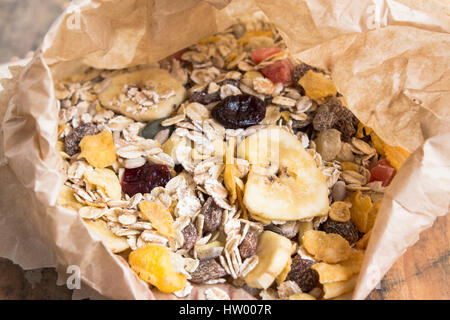 Müsli in eine Papiertüte, gesundes Frühstück. Stockfoto