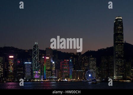 Eine bunte Stadtbild Ansicht der Gebäude entlang Hong Kong Island von Kowloon Public Pier in der Nacht. Stockfoto