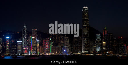 2 Bild Stich Panorama bunten Stadtbild Blick auf die Gebäude entlang der Hong Kong Island von Kowloon Public Pier in der Nacht. Stockfoto