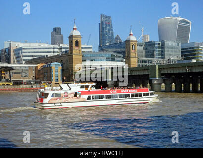 Vergnügungsschiff auf Themse vor der Londoner skyline Stockfoto