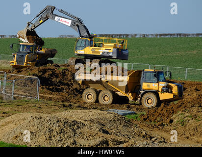 Schwere Maschinen in die Vorbereitung der Flächen für den Hausbau, Grantham, Lincolnshire, England, UK. Stockfoto