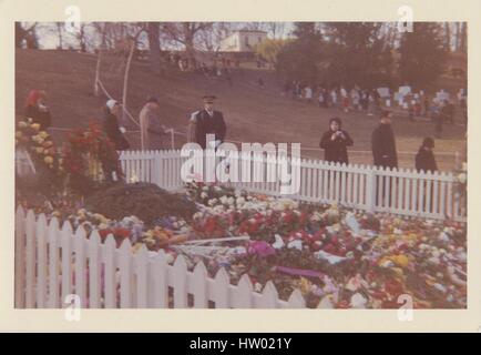 Menschen versammeln sich am Grab des ermordeten Vereinigte Staaten Präsident John f. Kennedy kurz nach seinem Tod am Arlington Nationalfriedhof Arlington, Virginia, 1963. Stockfoto