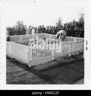 Menschen versammeln sich am Grab des ermordeten Vereinigte Staaten Präsident John f. Kennedy kurz nach seinem Tod am Arlington Nationalfriedhof Arlington, Virginia, Dezember 1963. Stockfoto