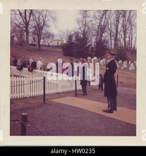 Menschen versammeln sich am Grab des ermordeten Vereinigte Staaten Präsident John f. Kennedy kurz nach seinem Tod am Arlington Nationalfriedhof Arlington, Virginia, 1963. Stockfoto