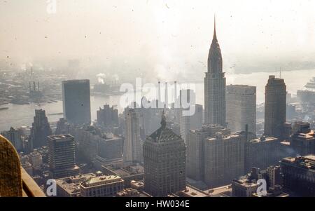 Zeigen Sie nach Südosten des Viertels Turtle Bay auf der Ostseite von Manhattan, New York an, 1957. Im Zentrum steht Sie bei 230 Park Avenue New York Central Building (Helmsley Building). Das Chrysler Building ist Mitte rechts an der Lexington Avenue zwischen der 42. und 43. Straße. Entlang des East River steht das Gebäude der Vereinten Nationen Sekretariat neben der Tudor City Apartment-Komplex. Im Hintergrund säumt den East River Fabrikschlote auf die Manhattan und Queens Küstenlinien. Stockfoto