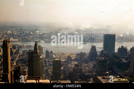 Panorama mit Blick auf östlich von Midtown Manhattan zwischen der 42. und 52. Straße, von der Park Avenue bis auf den East River in New York City, New York, 1957. Das General Electric Building steht am linken Rand des Rahmens liegt bei 570 Lexington in 51st Street. Profil auf der rechten Seite ist das Waldorf-Astoria-Hotel an der Park Avenue zwischen der 49. und 50. Straße. Im Hintergrund ragt der Südspitze der Welfare Island (Roosevelt Island) in den East River. Auf der Queens Küstenlinie weiter steht der 11th Street familiales Becken Kanal in Long Island City zurück, genau gegenüber 48th Street in Stockfoto