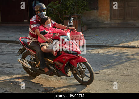 Vater und Tochter auf dem Motorrad, Hoi an ein (UNESCO Weltkulturerbe), Vietnam Stockfoto