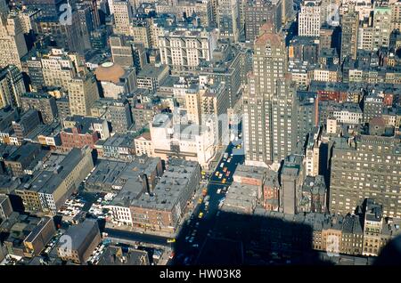 Detailansicht nach Nordwesten der Sixth Avenue zwischen der 53. und 57. Straße in Midtown Manhattan, New York City, 1957. Im Zentrum sitzt der ursprünglichen Ziegfeld Theater an der nordwestlichen Ecke der 54th Street. Das Warwick Hotel ist direkt gegenüber der Straße an der nordöstlichen Ecke mit 54th Street. Am unteren linken Rahmen steht das Hotel Dorset an der Südseite der 54th Street. Sichtbar im obersten Center befindet sich der Hotel Great Northern (jetzt Parker Le Meridien) Mid Block auf W. 56th Street. Unten und auf der linken Seite ist die Kuppel des New York City Center (ehemalige Mekka Tempel) in die Midd sichtbar Stockfoto