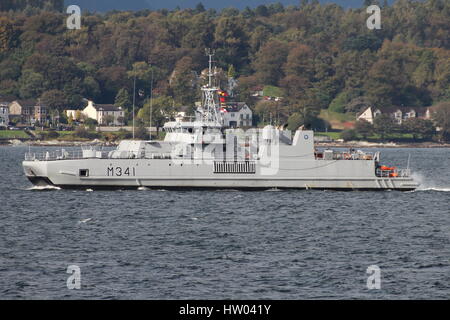 KNM Karmoy (M341), eine Oksoy-Klasse Minehunter der Königlichen Norwegischen Marine, zu Beginn der Übung Joint Warrior 14-2. Stockfoto