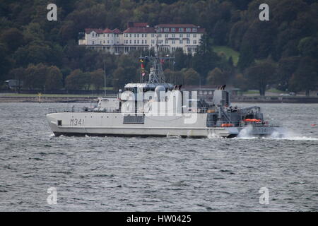 KNM Karmoy (M341), eine Oksoy-Klasse Minehunter der Königlichen Norwegischen Marine, zu Beginn der Übung Joint Warrior 14-2. Stockfoto